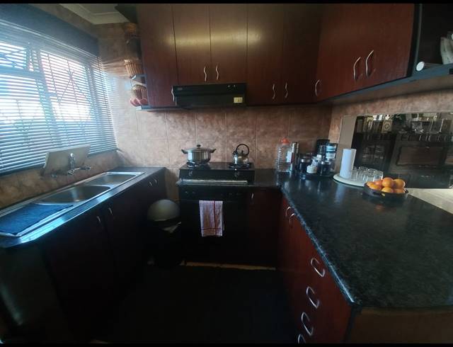 6 BEDROOM HOUSE FOR SALE IN WOODLANDS